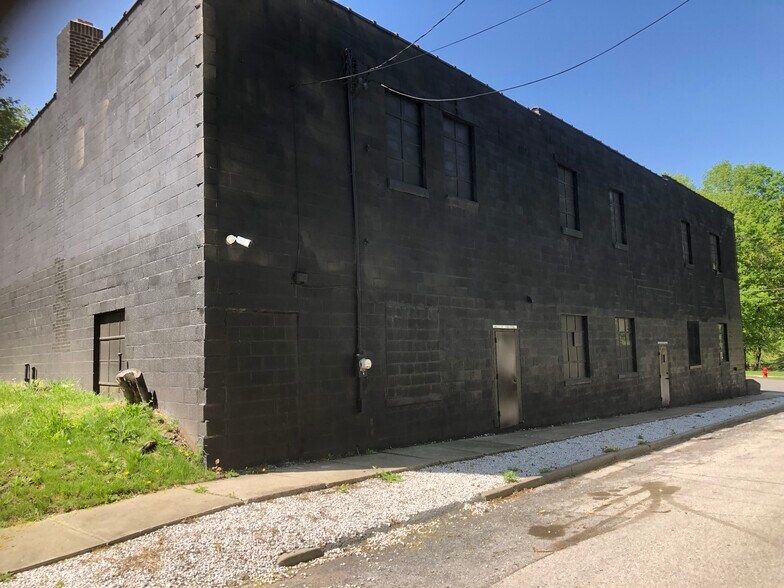 More Photos Of 143 Garden St, Poughkeepsie Distribution For Lease