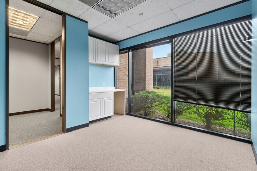 More Photos Of 25307 I-45, Spring Medical For Lease
