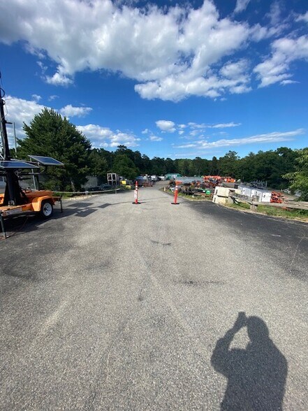 More Photos Of 8-10 Scobee Cir, Plymouth Warehouse For Lease