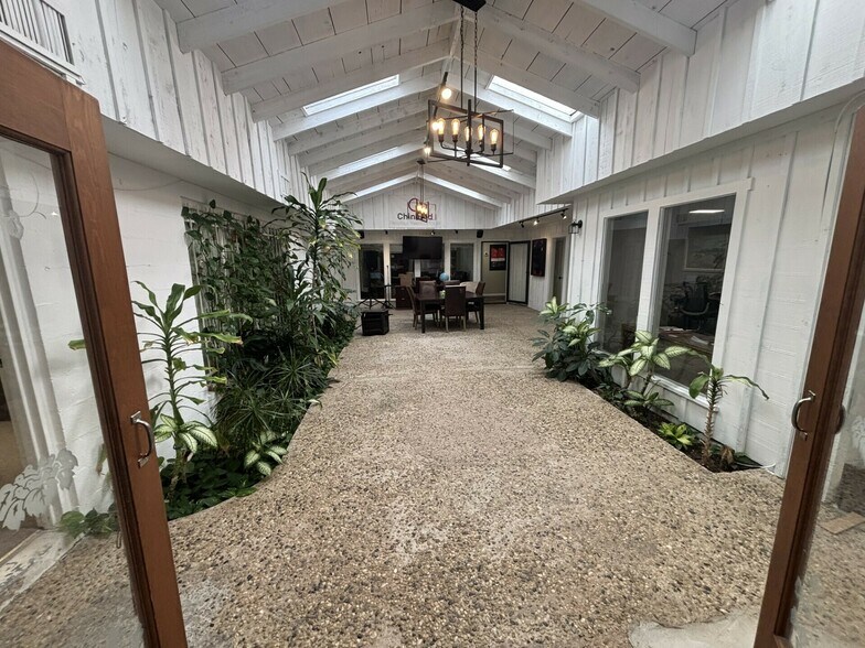 More Photos Of 1608 N Big Spring St, Midland Office For Sale