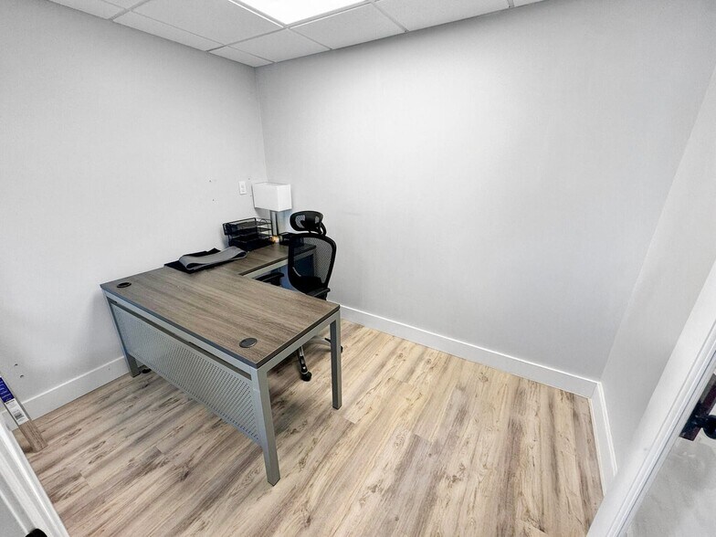 More Photos Of 225 Aberdeen Dr, Valparaiso Office For Sale