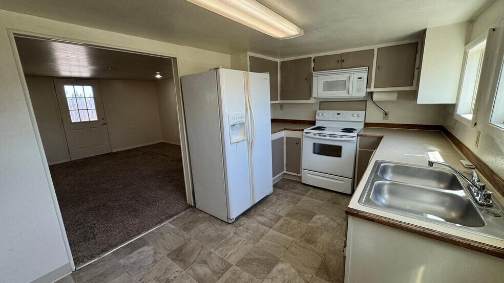 More Photos Of 300 OR-99 Hwy, Junction City Office Residential For Lease