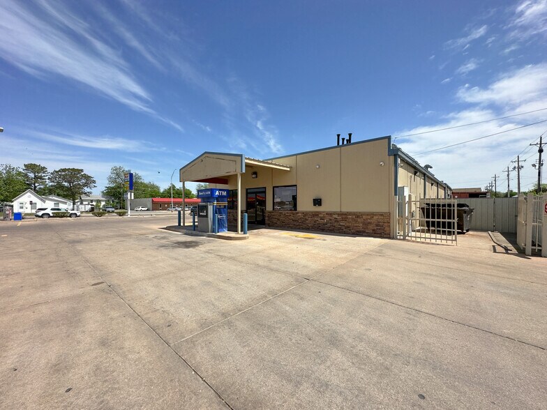 More Photos Of 904-914 SW Lee Blvd, Lawton Specialty For Sale