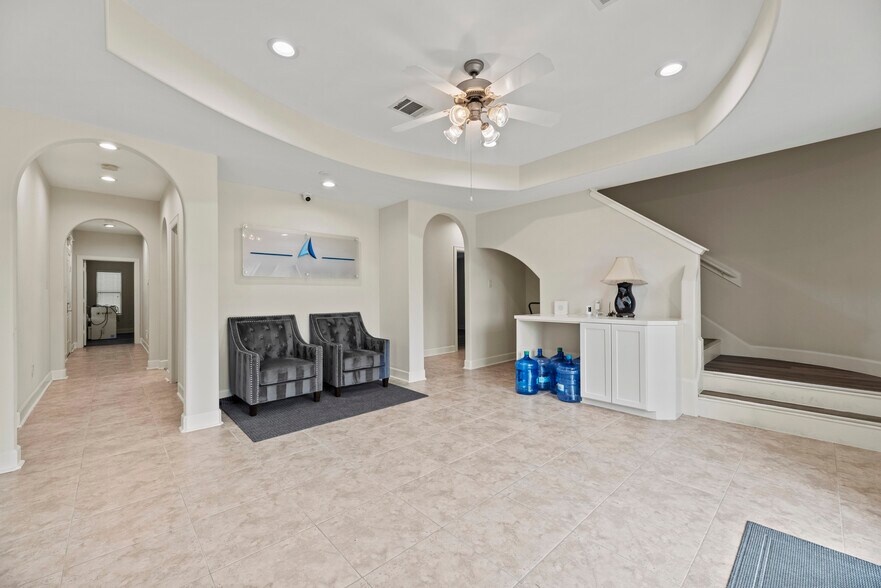 More Photos Of 10400 Main St, Houston Showroom For Lease