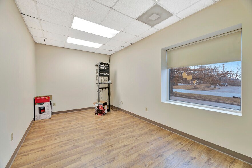 More Photos Of 4 Lewis Cir, Wilmington Warehouse For Lease