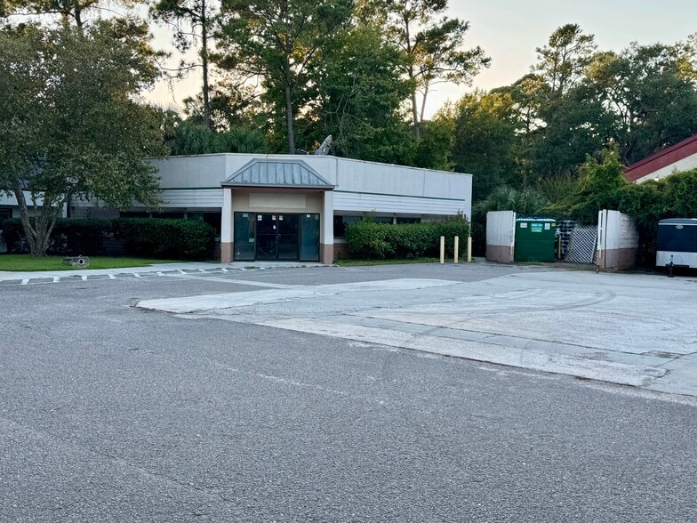 More Photos Of 3 Regency Pky, Hilton Head Island General Retail For Sale