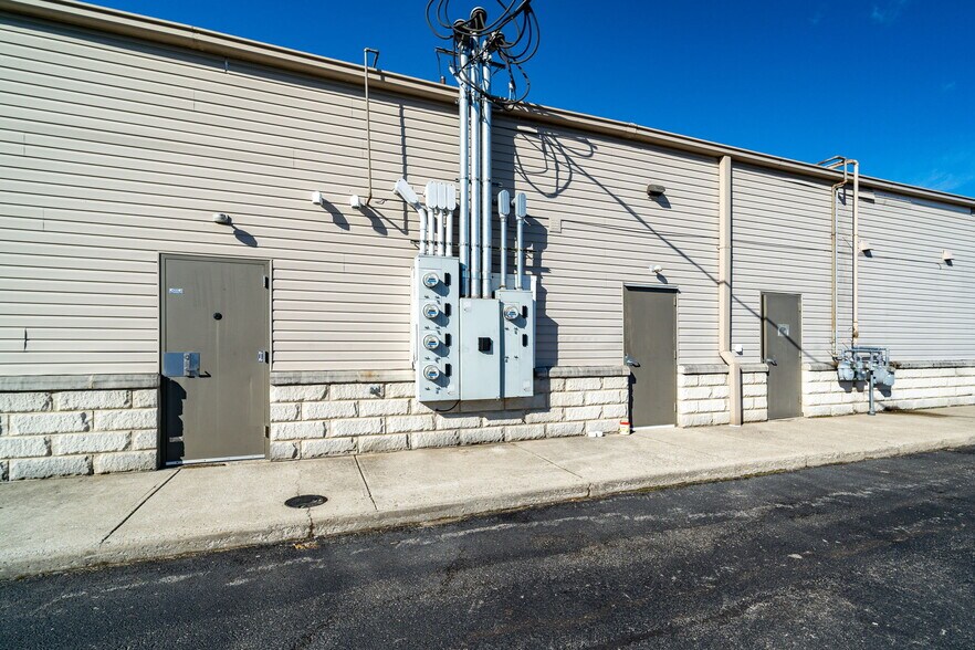 More Photos Of 120 Roberts Ln, Hillsboro Freestanding For Lease