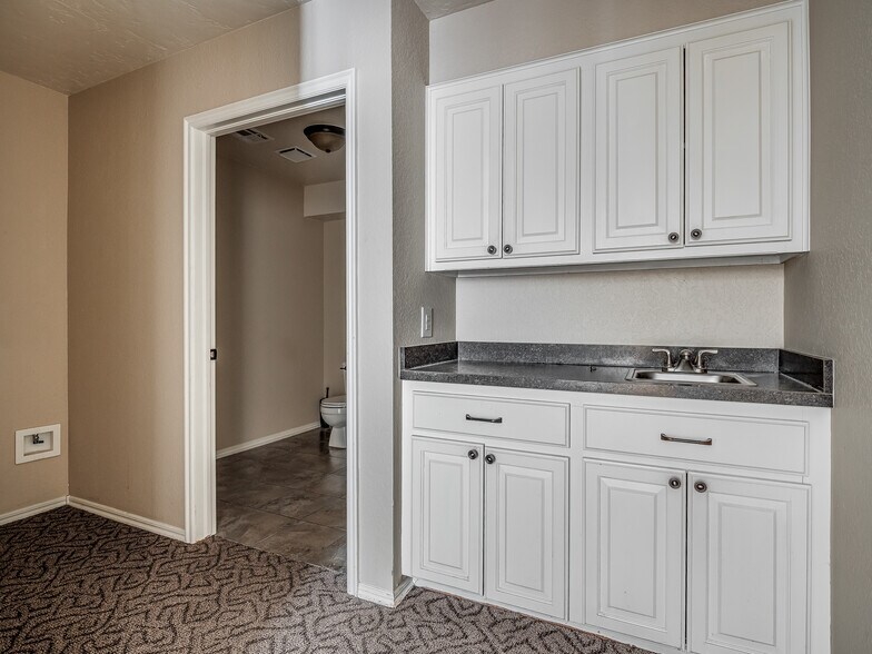 More Photos Of 525 Tower Dr, Moore Office For Lease