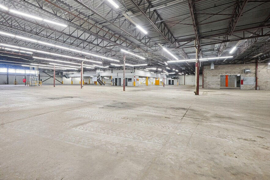 More Photos Of 800 Rue Pierre-Caisse, Saint-jean-sur-richelieu Manufacturing For Lease