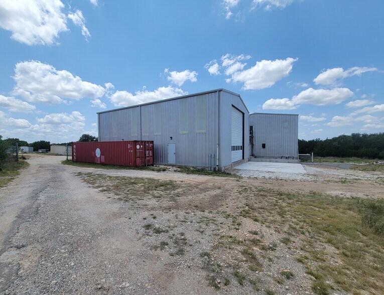 More Photos Of 604 Bonita Dr, Blanco Industrial For Lease