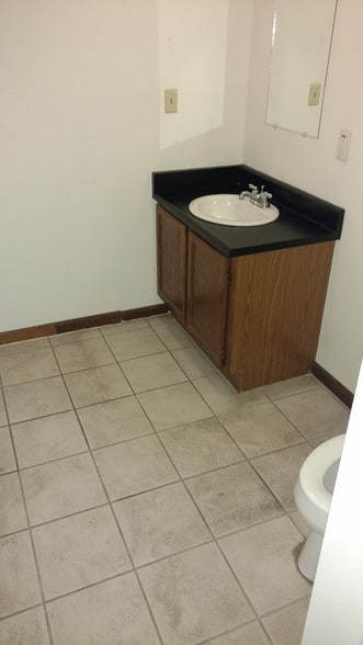 More Photos Of 400-460 Fame Rd, Dayton Light Distribution For Lease