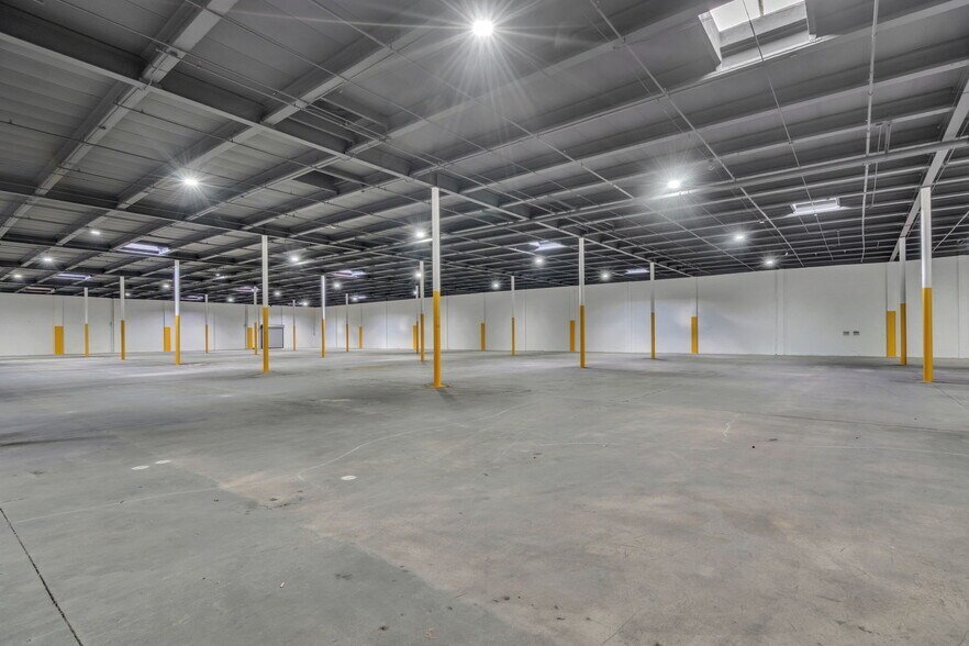 More Photos Of 6695-6699 NW 36th Ave, Miami Light Distribution For Sale