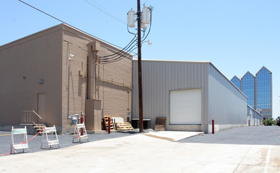 More Photos Of 7311-7327 San Pedro Ave, San Antonio Storefront For Lease