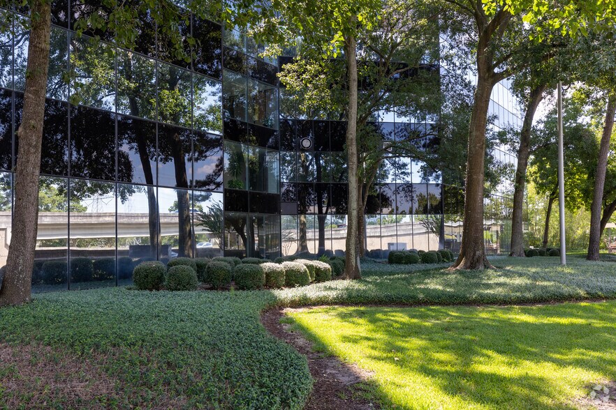 More Photos Of 3838 N Sam Houston Pky E, Houston Office For Lease