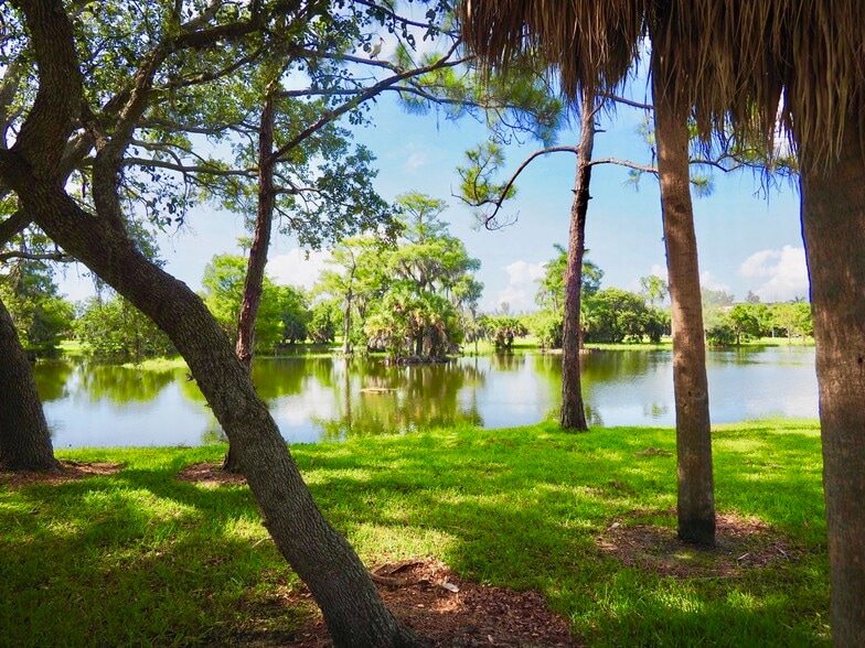 More Photos Of 704 Goodlette-Frank Rd N, Naples Unknown For Lease