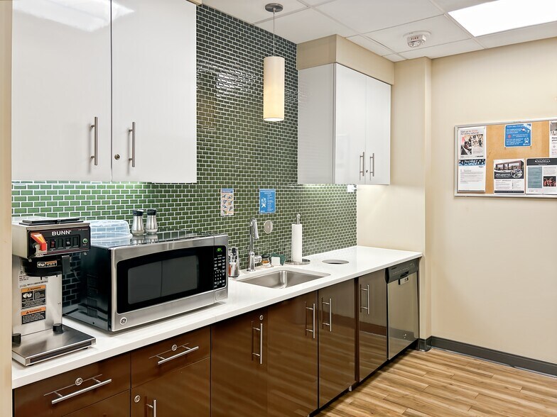 More Photos Of 7733 Forsyth Blvd, Clayton Coworking Space