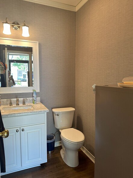 More Photos Of 901 N Mallard St, Palestine Medical For Sale