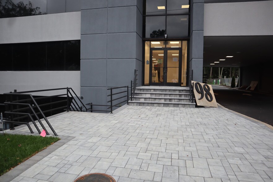 More Photos Of 98 Maple Ave, Smithtown Office For Lease