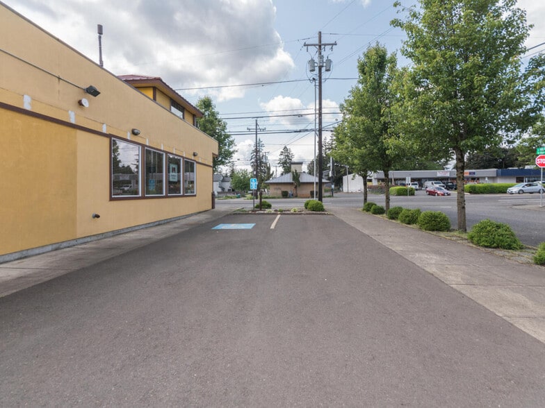 More Photos Of 1810-1818 SE 122nd Ave, Portland Restaurant For Sale