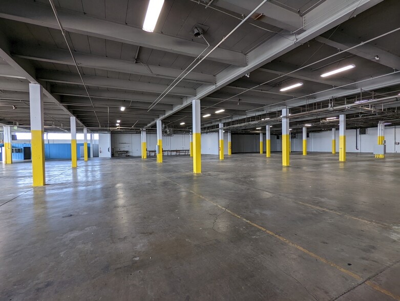 More Photos Of 5055 W Lexington St, Chicago Manufacturing For Lease