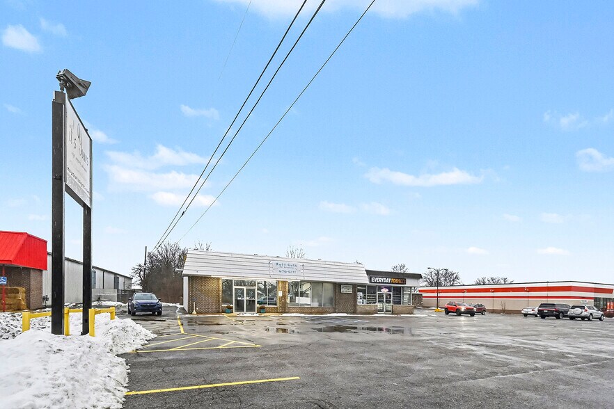 More Photos Of 302-306 S Cedar St, Mason Freestanding For Sale