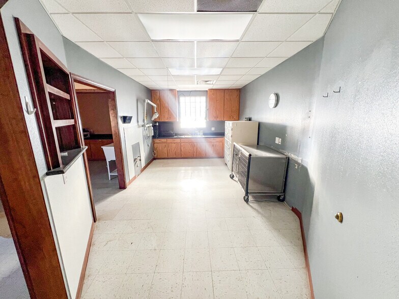 More Photos Of 3400 N Big Spring St, Midland Veterinarian Kennel For Sale