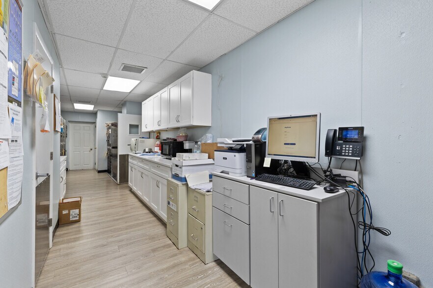More Photos Of 5915 Belair Rd, Baltimore Veterinarian Kennel For Sale