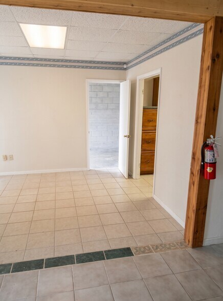 More Photos Of 3804 SE Lake Weir Ave, Ocala Flex For Lease