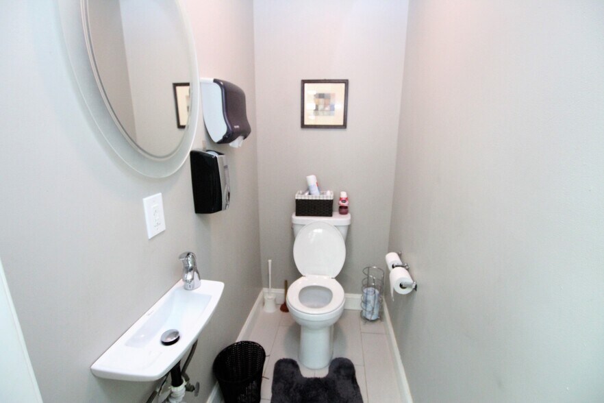 More Photos Of 2006 Chestnut St, Philadelphia Storefront Retail Office For Lease