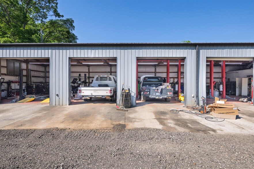 More Photos Of 508 Travis Ave, Saluda Auto Repair For Sale