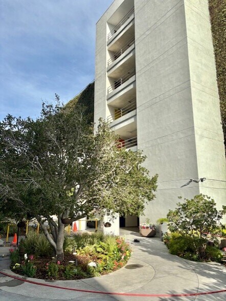 More Photos Of 5200 W Century Blvd, Los Angeles Office For Lease