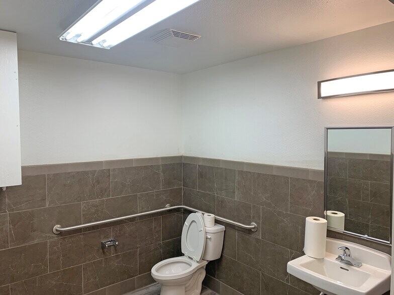 More Photos Of 415-419 E Cross Ave, Tulare Office For Lease