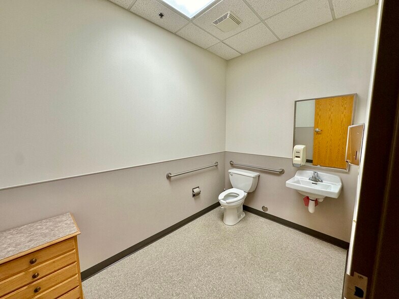 More Photos Of 9727 E Shannon Woods St, Wichita Medical For Lease