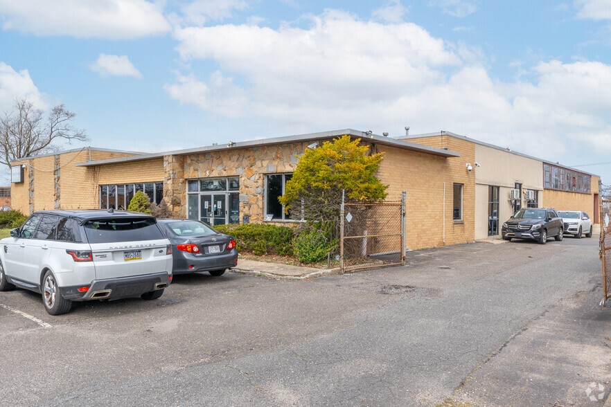 More Photos Of 85 Schmitt Blvd, Farmingdale Warehouse For Lease