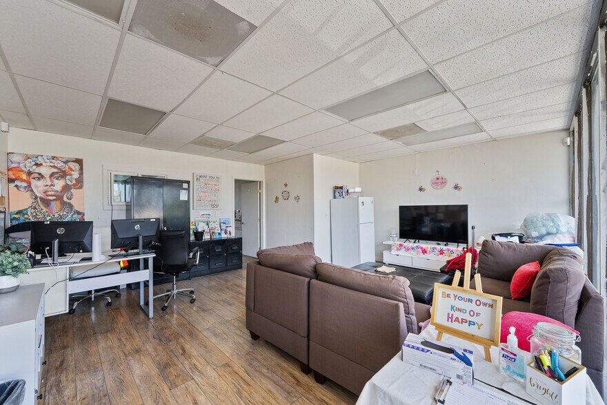 More Photos Of 10752-10754 Burbank Blvd, North Hollywood Office For Lease