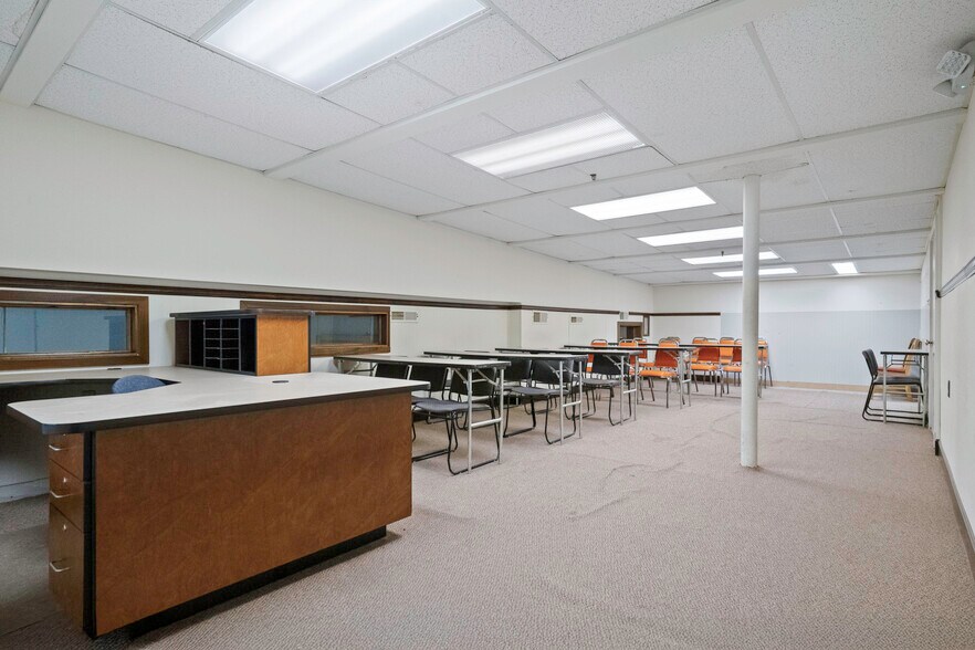 More Photos Of 1674 N Industrial Ave, Ottawa Manufacturing For Sale