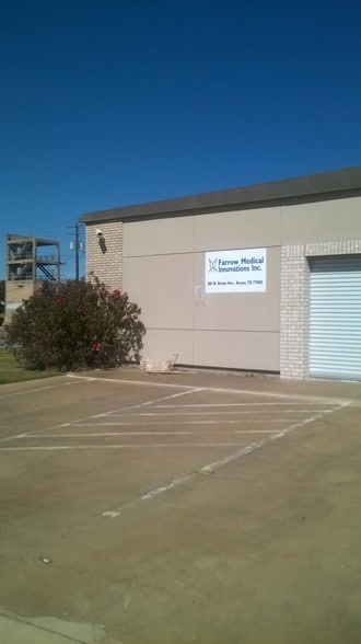 More Photos Of 801 N Bryan Ave, Bryan Warehouse For Lease