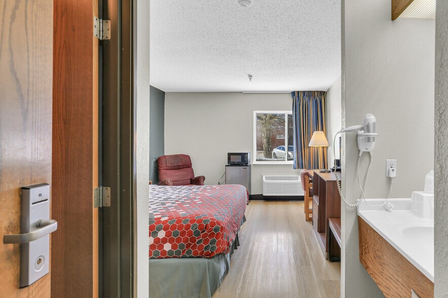 More Photos Of 630 W Main St, El Paso Hotel For Sale