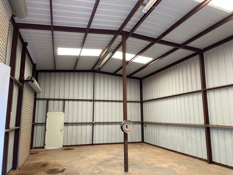 More Photos Of 2306 E Broadway St, Sweetwater Truck Terminal For Lease