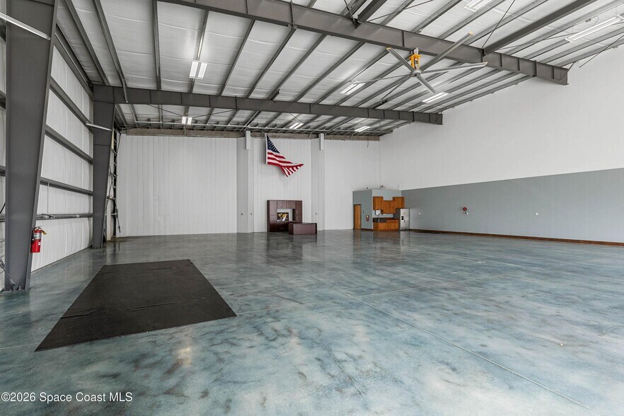 More Photos Of 805 Tower Access Rd, Melbourne Airplane Hangar For Sale