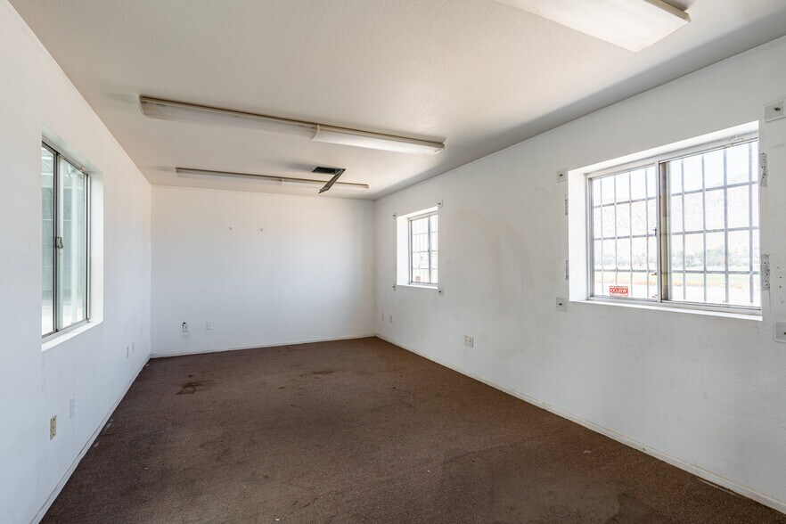 More Photos Of 35650 Hidden Springs Rd, Hemet Warehouse For Lease