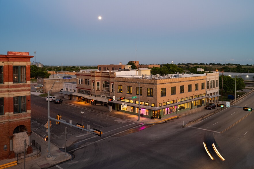 More Photos Of 114 N Main St, Taylor Storefront Retail Office For Lease