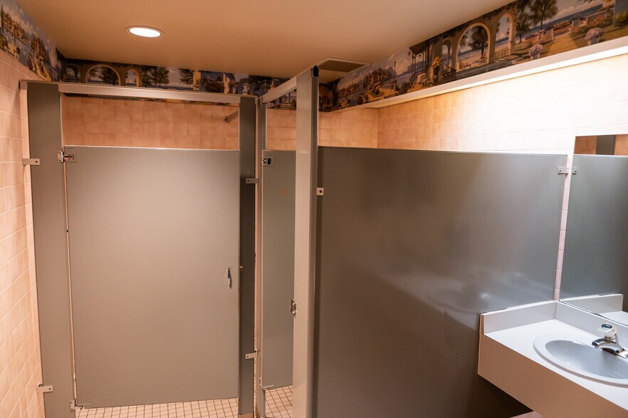 More Photos Of 407 N Cedar Ridge Dr, Duncanville Office Residential For Lease