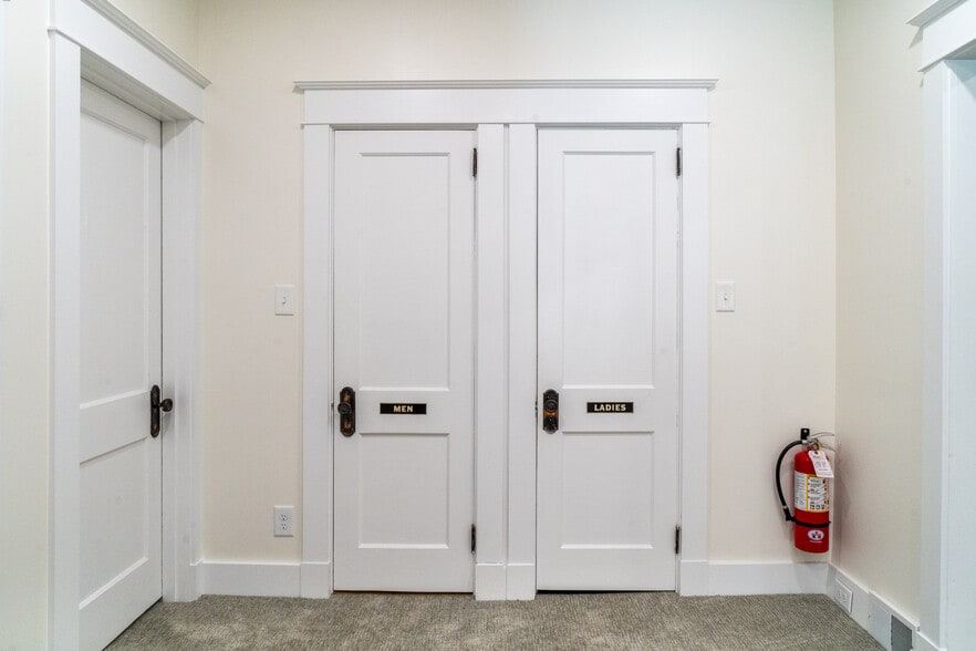 More Photos Of 2860 Perrysville Ave, Pittsburgh Funeral Home For Sale