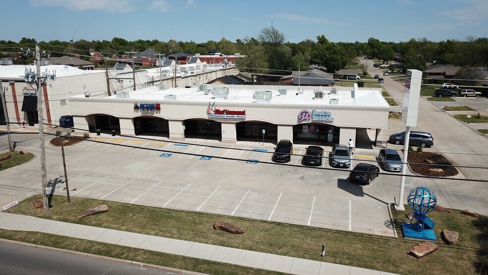 More Photos Of 7500 N May Ave, Oklahoma City Restaurant For Lease