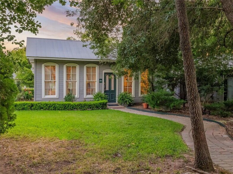 More Photos Of 915 E Cameron Ave, Rockdale Hotel For Sale