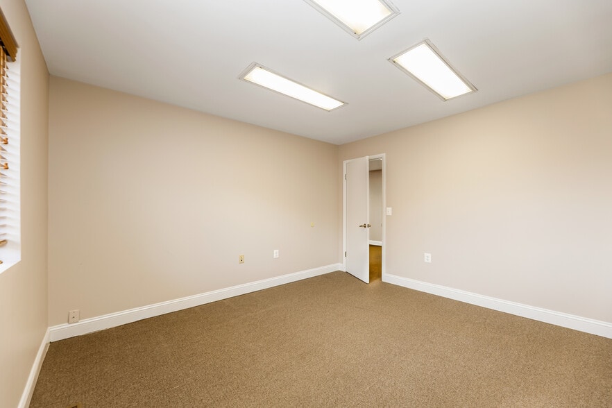 More Photos Of 5885 Allentown Rd, Suitland Office For Lease
