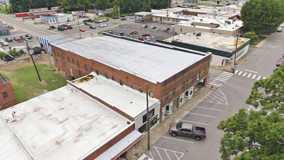 More Photos Of 1 Public Square Red Boiling Springs Sq, Lafayette Showroom For Sale