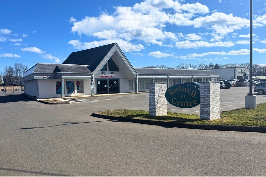 More Photos Of 300 Ferry Blvd, Stratford Freestanding For Lease