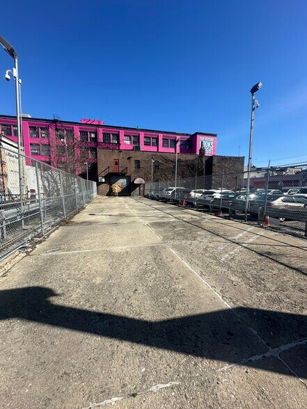 More Photos Of 1011 46th Ave, Long Island City Light Distribution For Lease